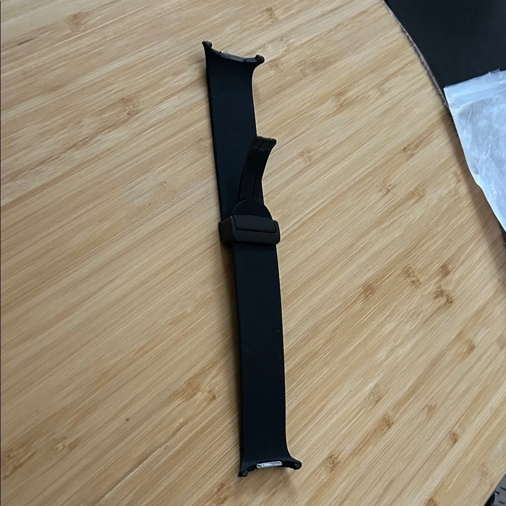 New in package never used Samsung replacement watch bands. Size adjusting to fit